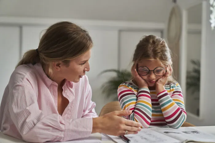 Positive Manipulation ist zum Beispiel, wenn Eltern ihren Kindern beim Lernen gut zu reden