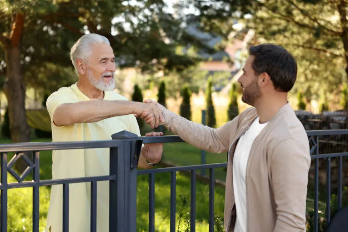 Wer Einfluss auf sein Umfeld nehmen möchte, sollte in seiner eigenen Nachbarschaft beginnen. Foto: Liudmila Chernetska/iStock