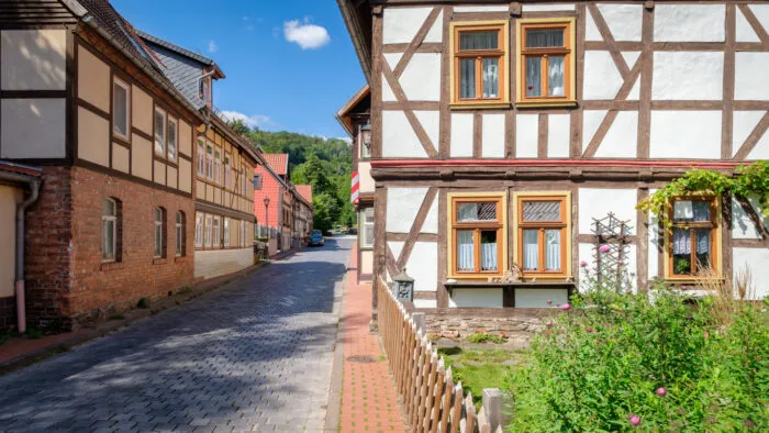 Leere Gasse in Stolberg im Harz, 2024. Foto: ChrisRinckes/iStock