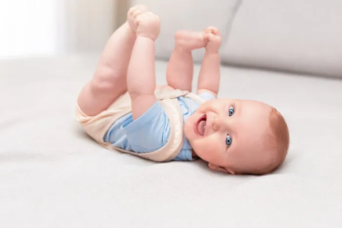 Babys kommen mit 300 Knochen zur Welt, erwachsene Menschen hingegen nur mit 206. Viele der zusätzlichen Knochen bestehen aus Knorpel, um die Geburt zu erleichtern. Später verschmelzen sie zu den 206 Knochen eines Erwachsenen. Foto: Irina Gutyryak/iStock