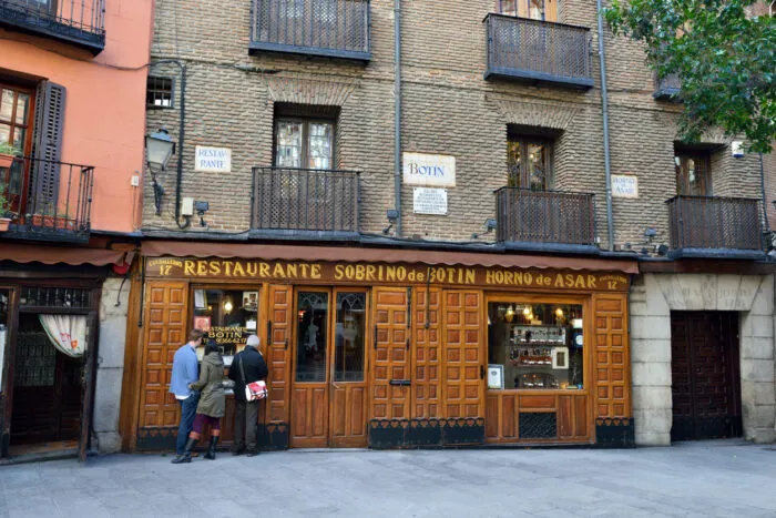 03. März 2014 – Das „Sobrino de Botín“ (Calle de los Cuchilleros, 17) – das älteste Restaurant der Welt (1725) – wurde von dem Franzosen Jean Botín gegründet. Ernest Hemingway besuchte das „Botín“ auf seinen Reisen nach Spanien häufig. Foto: znm/iStock