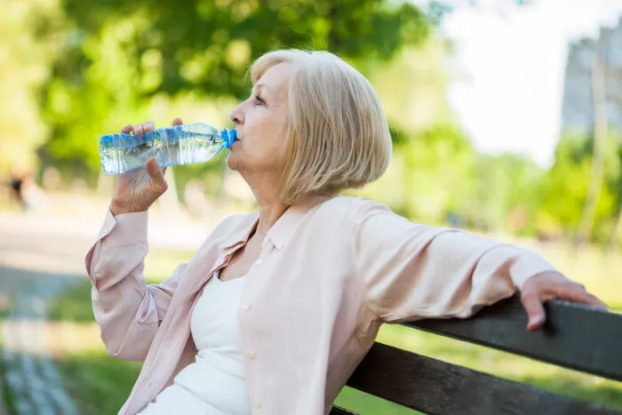 Bei Hitze sollte ausreichend Wasser getrunken werden