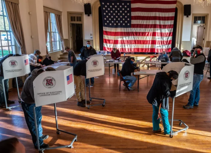Wähler geben am Wahltag, dem 3. November 2020, in Hillsboro im US-Bundesstaat Virginia ihre Stimmen ab. Foto: Andrew Caballero-Reynolds/AFP via Getty Images