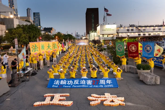 Falun-Gong-Praktizierende nehmen am 20. Juli 2026 in New York City an einer Mahnwache teil, um an die seit 27 Jahren andauernde Verfolgung von Falun Gong durch die Kommunistische Partei Chinas zu erinnern. Foto: Larry Dye/The Epoch Times