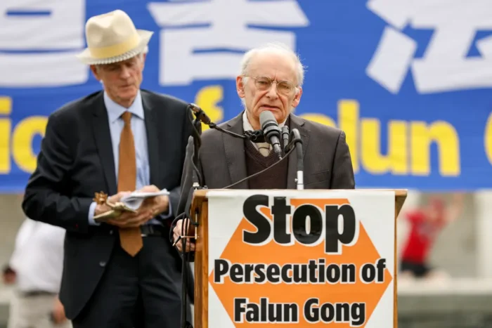 David Matas (rechts) spricht bei einer Kundgebung, nachdem er am 20. Juni 2018 in Washington gemeinsam mit David Kilgour (links) den Menschenrechtspreis der Organisation „Friends of Falun Gong“ entgegengenommen hat. Foto: Samira Bouaou/The Epoch Times