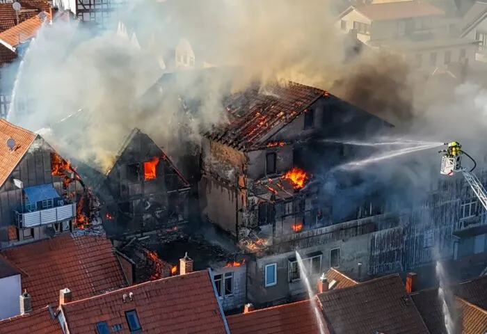 Das Feuer breitete sich sehr schnell aus.