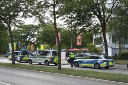 Bewaffneter Banküberfall mit Messer in Regensburg: Ein Mensch stirbt