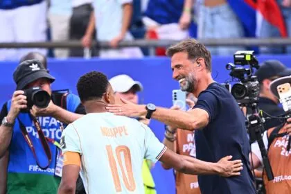 TICKER Fußball-WM | DFB-Spitze auf dem Weg zu Klopp nach New York - Frankreich gewinnt gegen Marokko