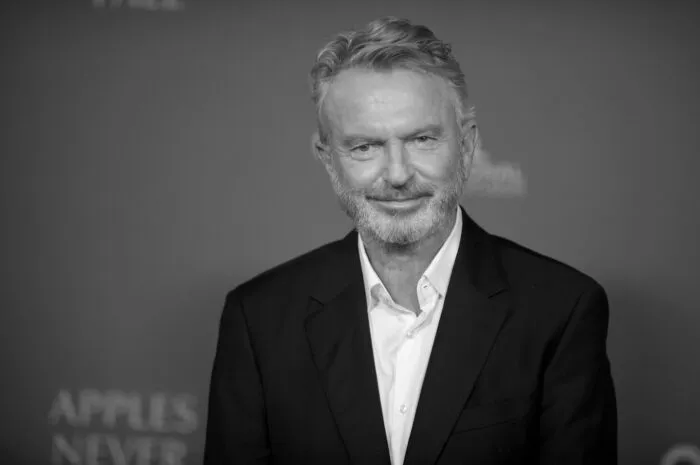 Er wolle nicht allein sterben, hatte Sam Neill nach seiner Krebsdiagnose gesagt. Wie seine Familie mitteilte, war sie in seinen letzten Stunden bei ihm.