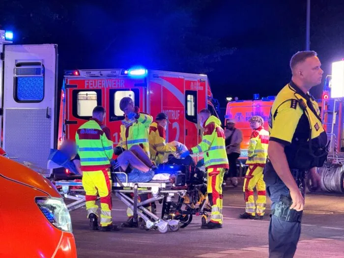 Rettungskräfte versorgten die Verletzten.
