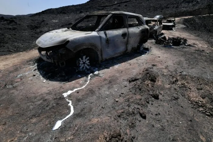 Ausgebrannte Autos nach einem Waldbrand in Bei in Los Gallardos in Spanien.