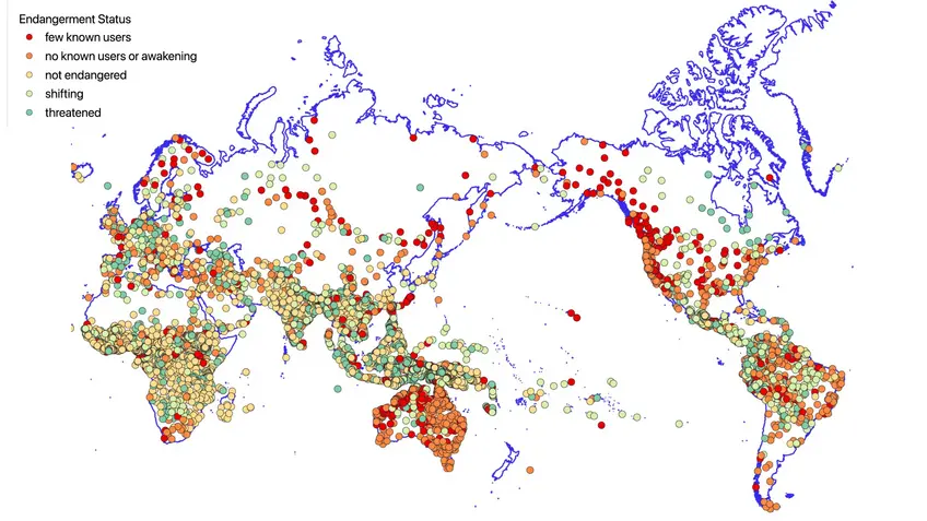 Heute existierende Sprachen und ihr Gefährdungsstatus (erstellt auf Basis einer Kartenvorlage von „Natural Earth“ unter Verwendung von Daten aus Glottolog 5.3 und Informationen aus GlottoScope). In der Grafik sind Sprachen, die nur wenige oder keine Sprechenden mehr haben, rot bzw. orange gekennzeichnet. Nicht gefährdete Sprachen sind gelb, Sprachen, deren Sprechende zu einer dominanteren Sprache überwechseln, hellgrün und bedrohte Sprachen grün. Foto: Grafik von © Claire Bowern