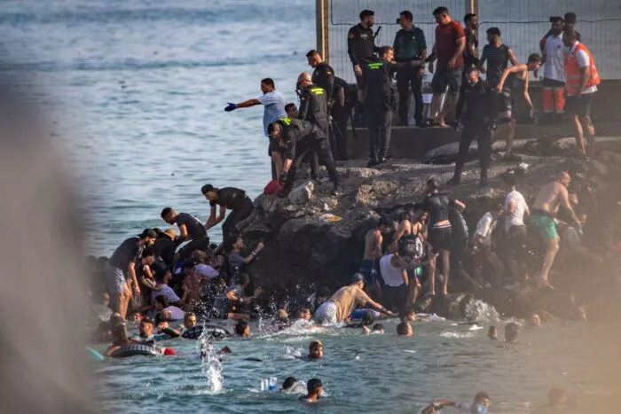Schätzungen zufolge kamen innerhalb weniger Tage mehr als 10.000 Menschen überwiegend schwimmend nach Ceuta.
