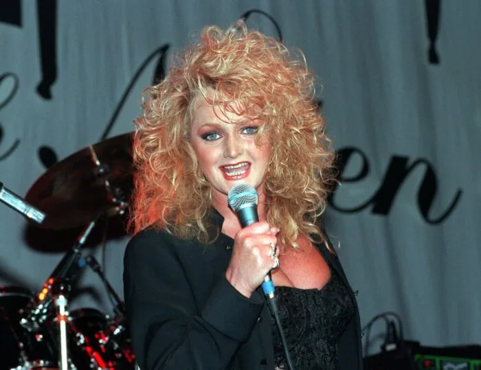 Bis in die 90er Jahre hatte Bonnie Tyler eine wilde Lockenmähne. (Archivbild)