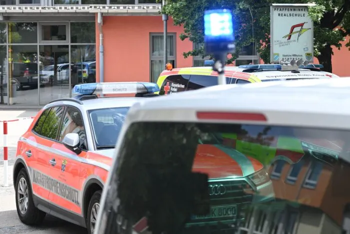 Einsatzwagen auf dem Schulhof.