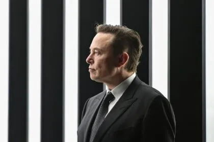 Musk bleibt an Tesla-Spitze und erhält Chance auf Aktien im Billionenwert