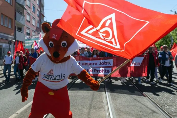 Ein «Tariffuchs“ mit IG Metall Fahne bei der zentralen Maikundgebung der Gewerkschaften in Nürnberg 2026.