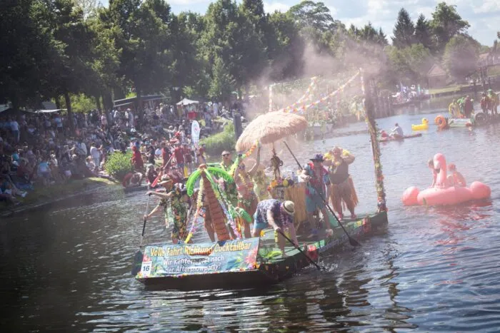 Die Teilnehmerinnen und Teilnehmer der traditionellen Badewannenrallye stellten sich sowohl der Wertung der Besucher als auch einer Jury.