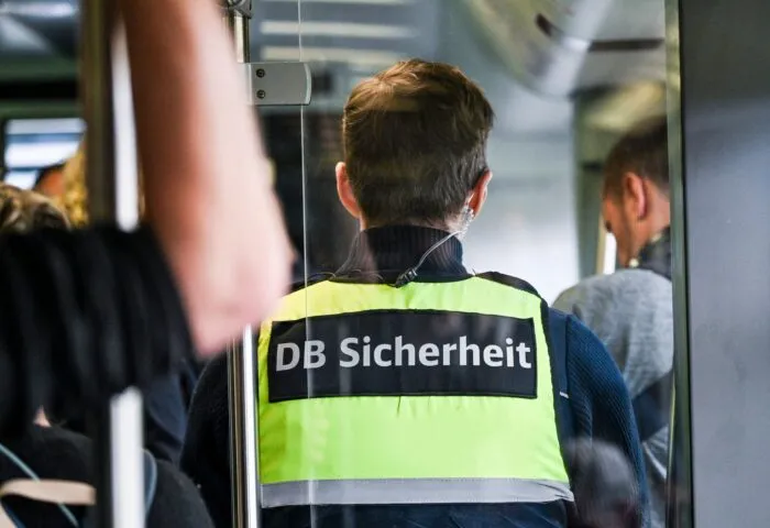 Ein Bahn-Mitarbeiter stürzte aus dem Zug und erlitt lebensgefährliche Verletzungen. (Symbolbild)