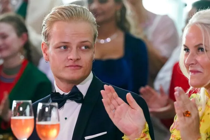 Marius Borg Høiby (l) hat mehrfach versucht, aus der U-Haft freizukommen, um bei seiner kranken Mutter Mette-Marit (r) zu sein. (Archivbild)