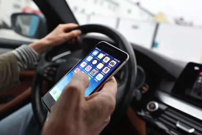 In modernen Autos schlägt ein Überwachungssystem Alarm, wenn ein Fahrer abgelenkt ist oder mit dem Handy hantiert. (Symbolbild)