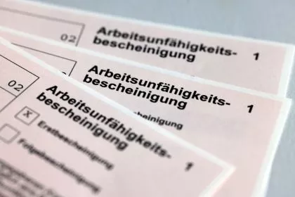 Krank zur Arbeit statt „blaumachen“ - neue Studie stellt gängige Debatte auf den Kopf