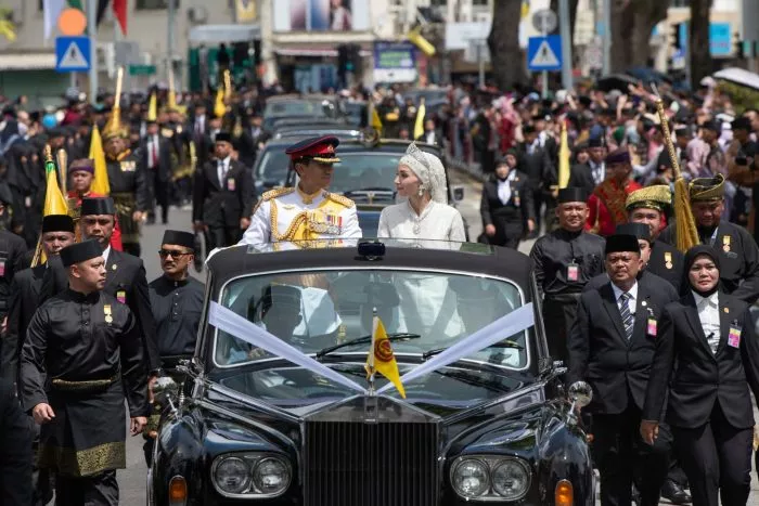 Prinz Abdul Mateen und seine Braut Anisha Rosnah werden im offenen Rolls Royce durch die Straßen von Bandar Seri Begawan gefahren.