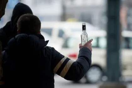 Deutsche Bahn plant Alkoholverbot an allen Bahnhöfen - Dobrindt sieht Diskussionsbedarf