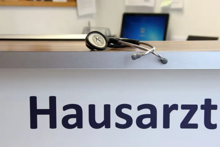 Hausärzte wollen, dass die Krankenkassen den Rotstift bei sich selbst ansetzen.