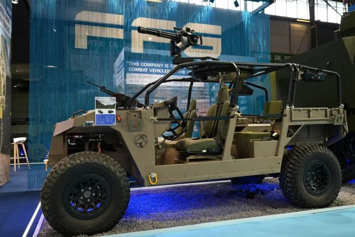 FFG-Messestand bei der Waffenmesse Eurosatory im Juni, hier ist ein Militärjeep zu sehen.
