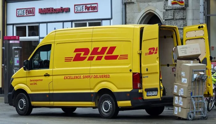 Raus mit den Paketen und ab zu den Empfängern: ein DHL-Transporter im Einsatz. (Archivbild)