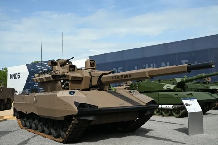 Der Capint-Kampfpanzer von KNDS France, rechts daneben in grün zwei Leopard-Kampfpanzer.