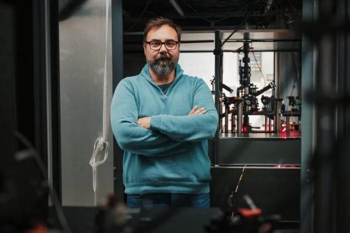 Giovanni Barontini, Professor für Physik an der Universität Birmingham, hat in seinem Labor ein „Mini-Universum“ erschaffen und erstmals Zeit ohne Uhr gemessen. Foto: University of Birmingham