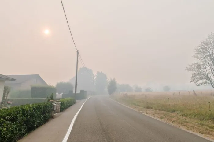 Das Großfeuer in Belgien hat sich bis auf drei Kilometer der deutschen Grenze genähert.