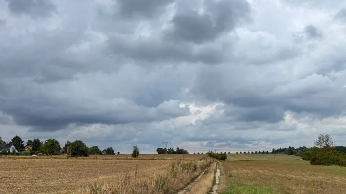 Dunkle Wolken und Gewitter ziehen nach der Vorhersage des Deutschen Wetterdiensts aus Westen heran. (Archivbild)