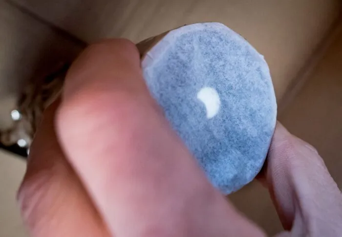 Mit einer selbstgebauten Lochkamera lässt sich die vom Mond partiell verdeckte Sonne auf Papier projizieren. (Archivbild)