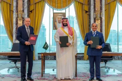 Türkei, Saudi-Arabien und Pakistan gründen „Mekka-Verteidigungspakt“