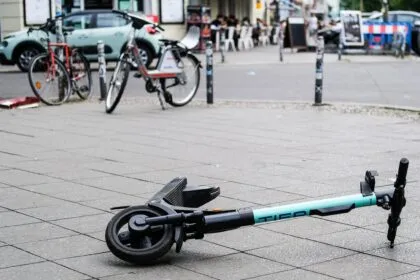 Auch E-Scooter-Vermieter sollen für Unfallschäden haften