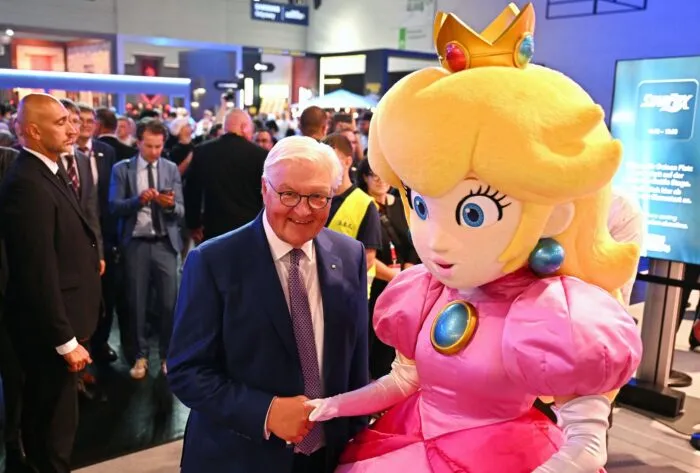 Bei seinem Messerundgang traf Steinmeier eine Figur aus dem Super-Mario-Kosmos: Prinzessin Peach.
