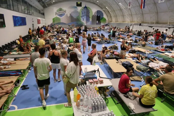 An der kroatischen Adriaküste südlich von Split hat ein heftiger Waldbrand gewütet. Mehr als 1.000 Menschen musste in Notunterkünften in Sicherheit gebracht werden.