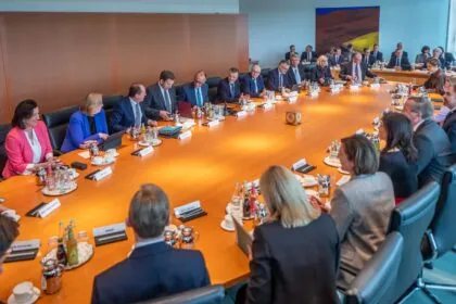 Bundeskabinett beschließt Reformen: Geheimdienste, Frühstartrente und BAföG
