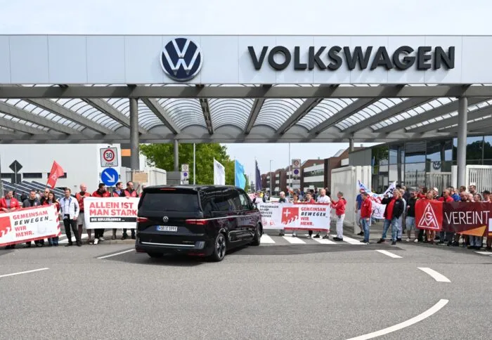 Mitarbeiter empfangen VW-Chef Blume in Zwickau. (Archivbild)