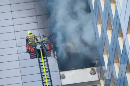 Hochhausbrand in Berlin: Dramatische Rettung - Frau springt aus 11. Stock in Drehleiterkorb