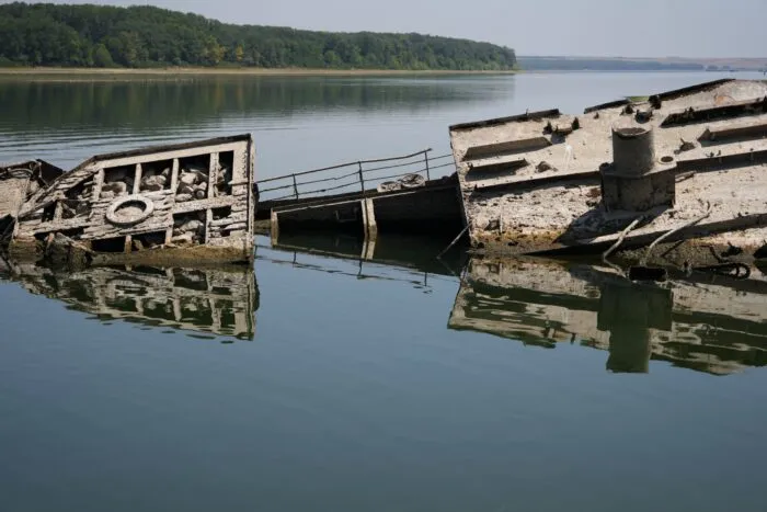 In der flachen Donau werden bei Prahovo in Serbien die Wracks von Nazi-Kriegsschiffen sichtbar.
