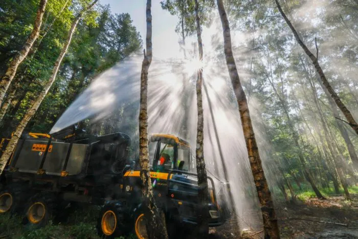 Gerüstet für den Ernstfall: Das Speziallöschfahrzeug FireFighter fährt durch schwieriges Gelände im Wald bei Roetgen. Es ist besonders geländegängig und ausgestattet mit einem 10.000-Liter-Löschwassertank.