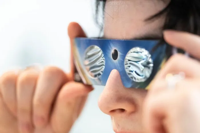 Wer die totale Sonnenfinsternis in Spanien am kommenden Mittwoch beobachten will, muss unbedingt eine dafür zertifizierte Spezialbrille aufsetzen. Anderenfalls drohen irreparable Augenschäden.