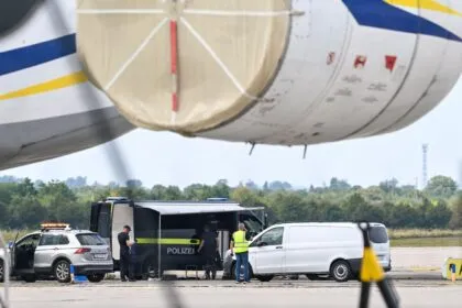 Flugzeug am Flughafen Leipzig mit unbekanntem Objekt kollidiert - Drohnenfund auf Südbahn