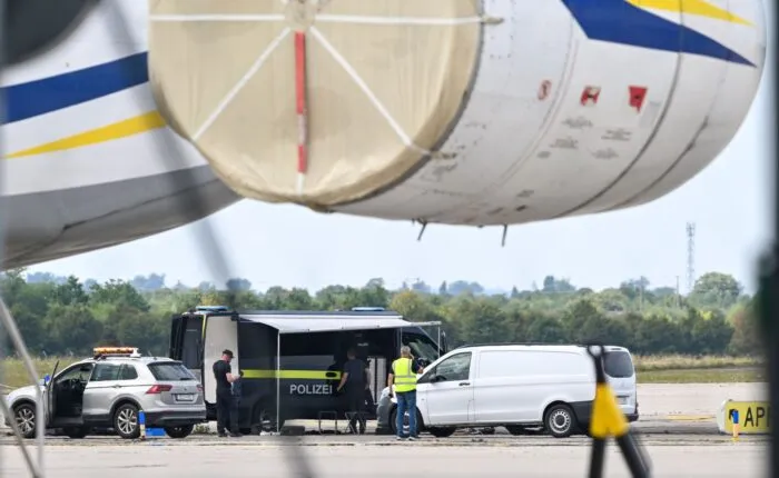 Laut Sicherheitskreisen wurde die Drohne in der Nähe eines ukrainischen Frachtflugzeugs gefunden.