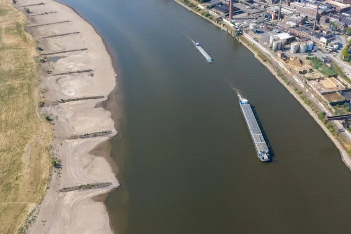 Schiffe fahren im Rhein in der vorgesehenen Fahrrinne - solange sie noch tief genug ist.