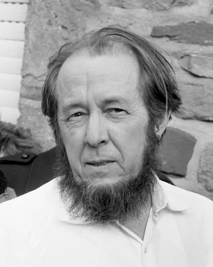 Alexander Solschenizyn verlor seine sowjetische Staatsbürgerschaft, weil er sich gegen das Sowjetimperium aussprach. Solschenizyn im Jahr 1974. Foto: Bert Verhoeff für Anefo, CC0, via Wikimedia Commons